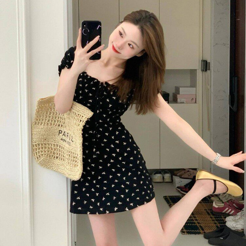 专柜正品法式方领黑色短袖连衣裙女高级感泡泡袖收腰一字肩短裙子