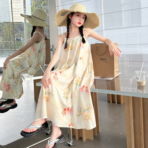 女大童锦鲤度假风沙滩连衣裙夏装2025新款洋气女孩夏天吊带裙子。