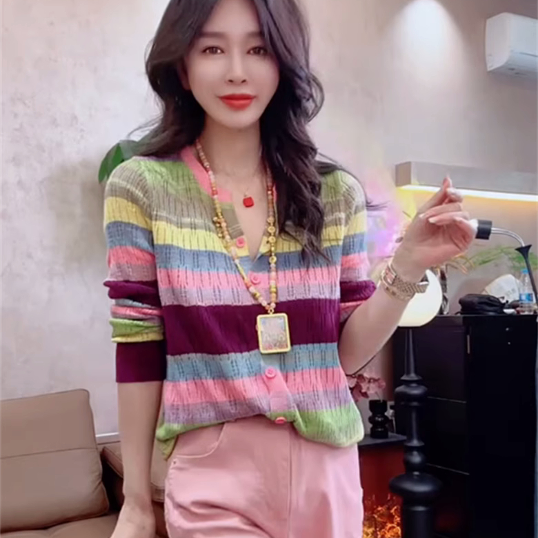 V领彩虹条纹长袖上衣女