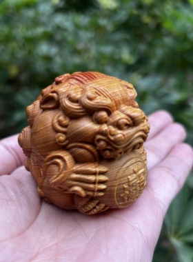 天然崖柏实木雕刻貔貅抱球有求必应文玩手把件随身盘玩招财小摆件