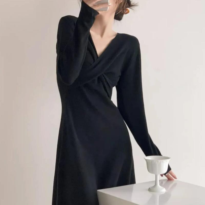 2025配大衣毛衣裙女长款气质女神范高级感打底修身搭针织连衣裙子