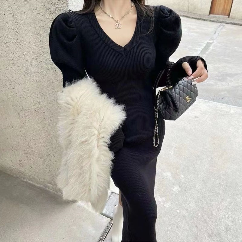 针织连衣裙女春秋冬新款条纹V领泡泡袖修身长款过膝打底毛衣裙子