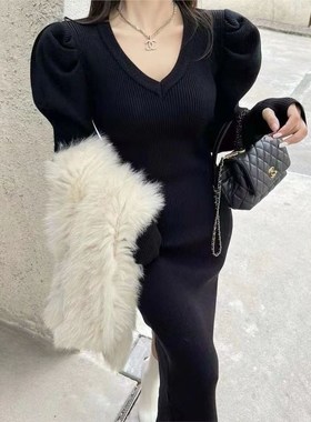 针织连衣裙女春秋冬新款条纹V领泡泡袖修身长款过膝打底毛衣裙子