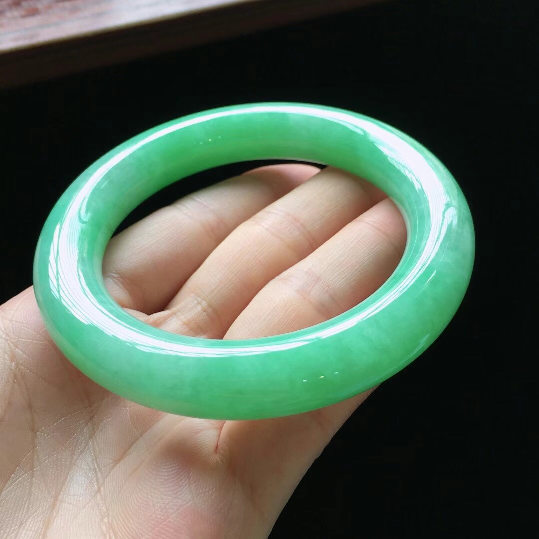57圈口满色阳绿缅甸翡翠圆条手镯
