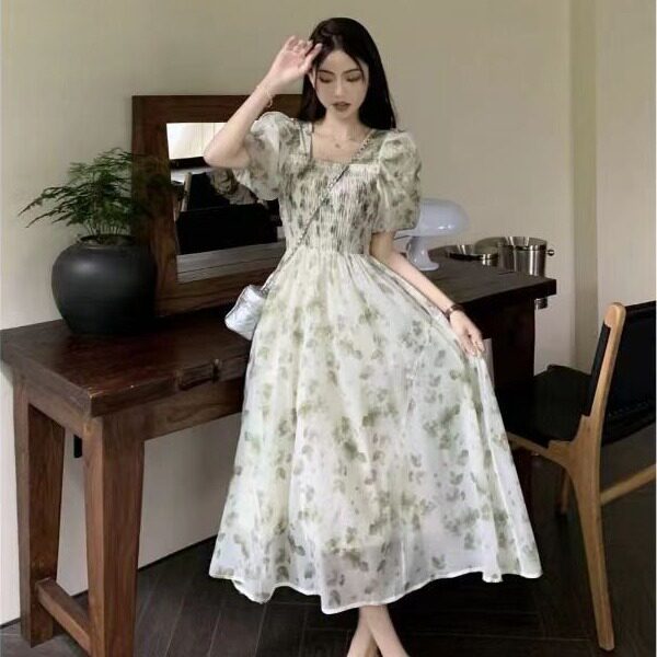 法式田园风碎花连衣裙女夏季2024新款方领中长款显瘦收腰裙子