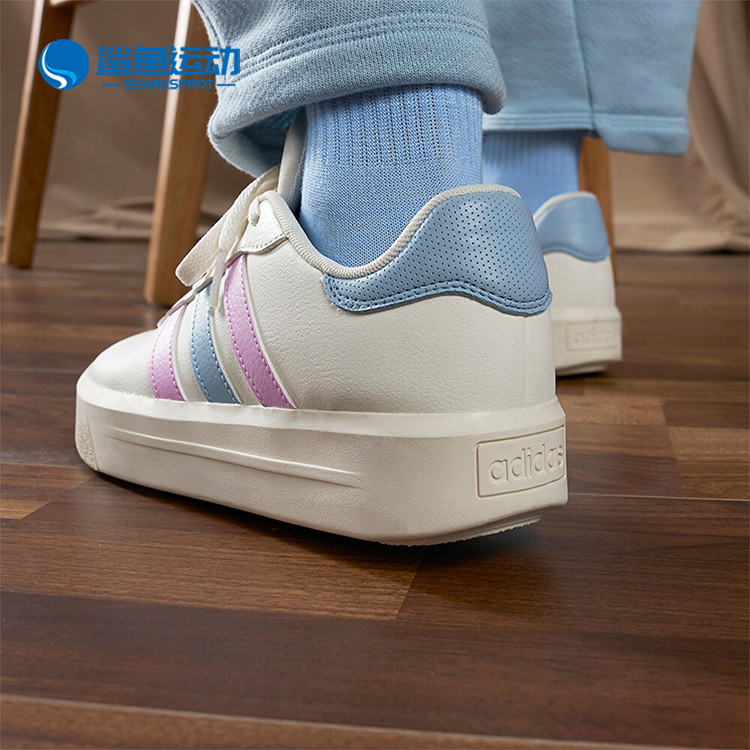 阿迪达斯女子运动板鞋IE9987