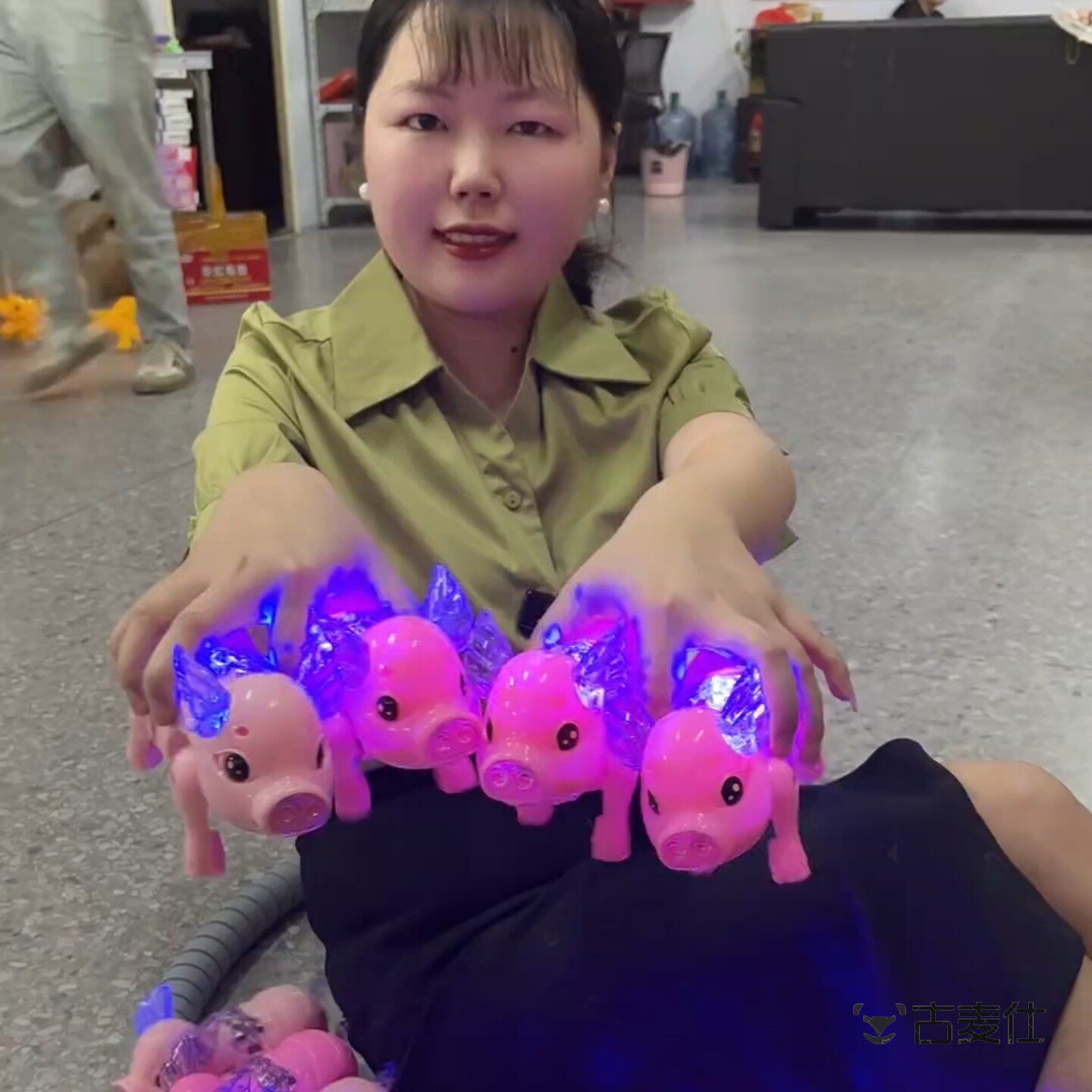 牵绳小猪电动儿童玩具发光音乐地摊会走路网红猪闪光带牵绳幼儿园