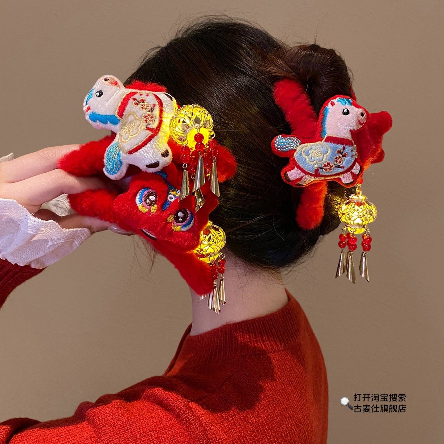马年新年醒狮流苏抓夹女后脑勺盘发鲨鱼夹过年喜庆毛绒发饰中国风,童装/婴儿装/亲子装,发饰,淘宝优惠券,粉丝福利购,淘宝优惠卷