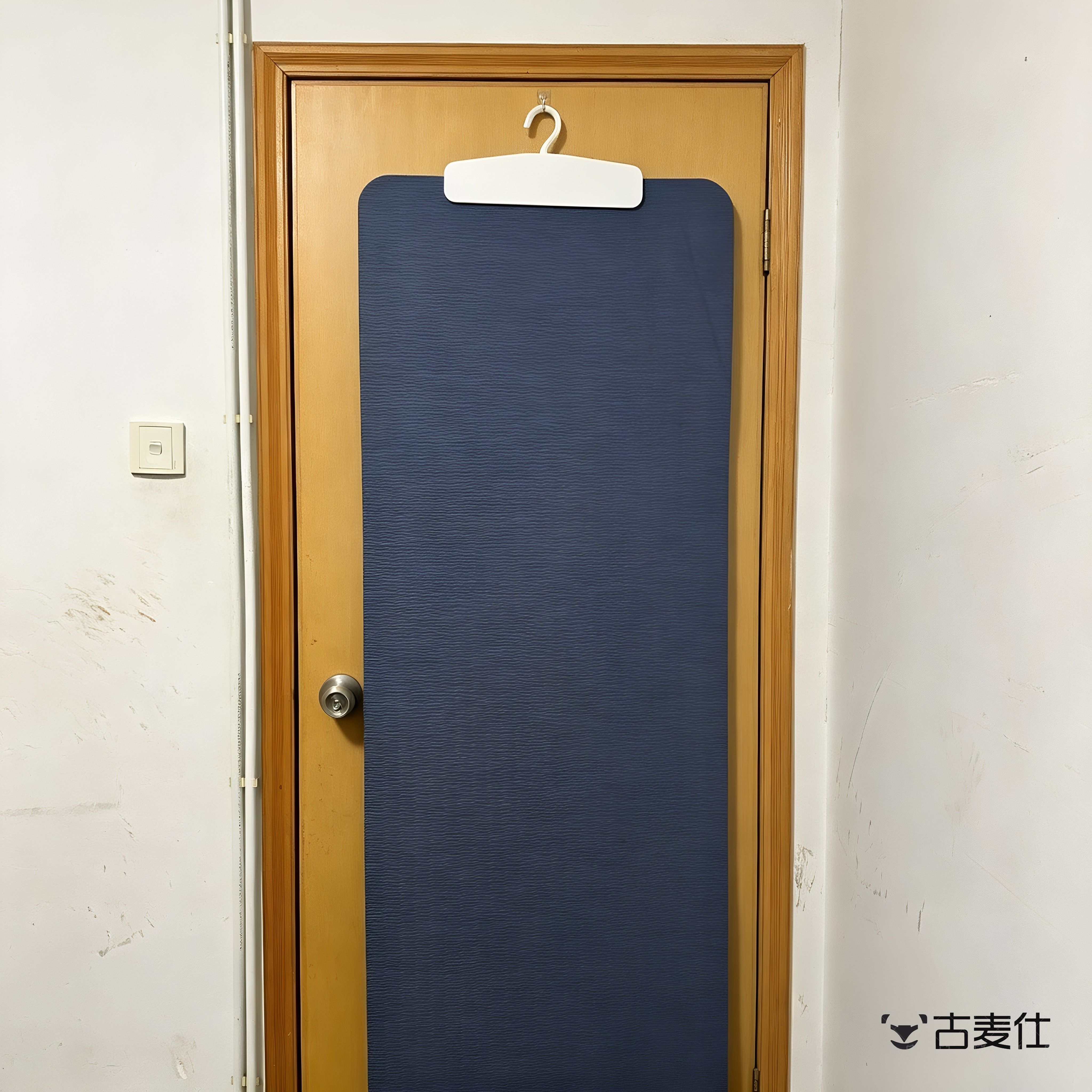 门后瑜伽垫收纳挂夹免打孔壁挂式不占地便携跳绳垫运动器材置物架