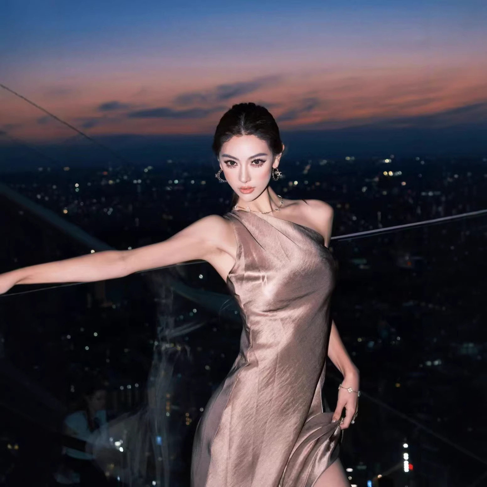 慎婕同款2026ss新款古希腊女神光泽感斜肩纽结连衣裙气质露背长裙图片