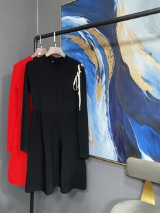 M黑红两色左肩下镂空绑带针织连衣裙MBO1DRS032