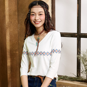 艾蓓怡 文艺复古2021新款秋装V领女装百搭几何七分袖绣花t恤女