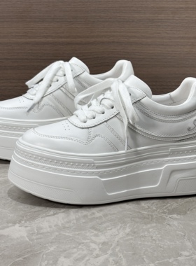 小个子爆款欧货真皮小白鞋女2026春新款欧洲站白色增高厚底松糕鞋