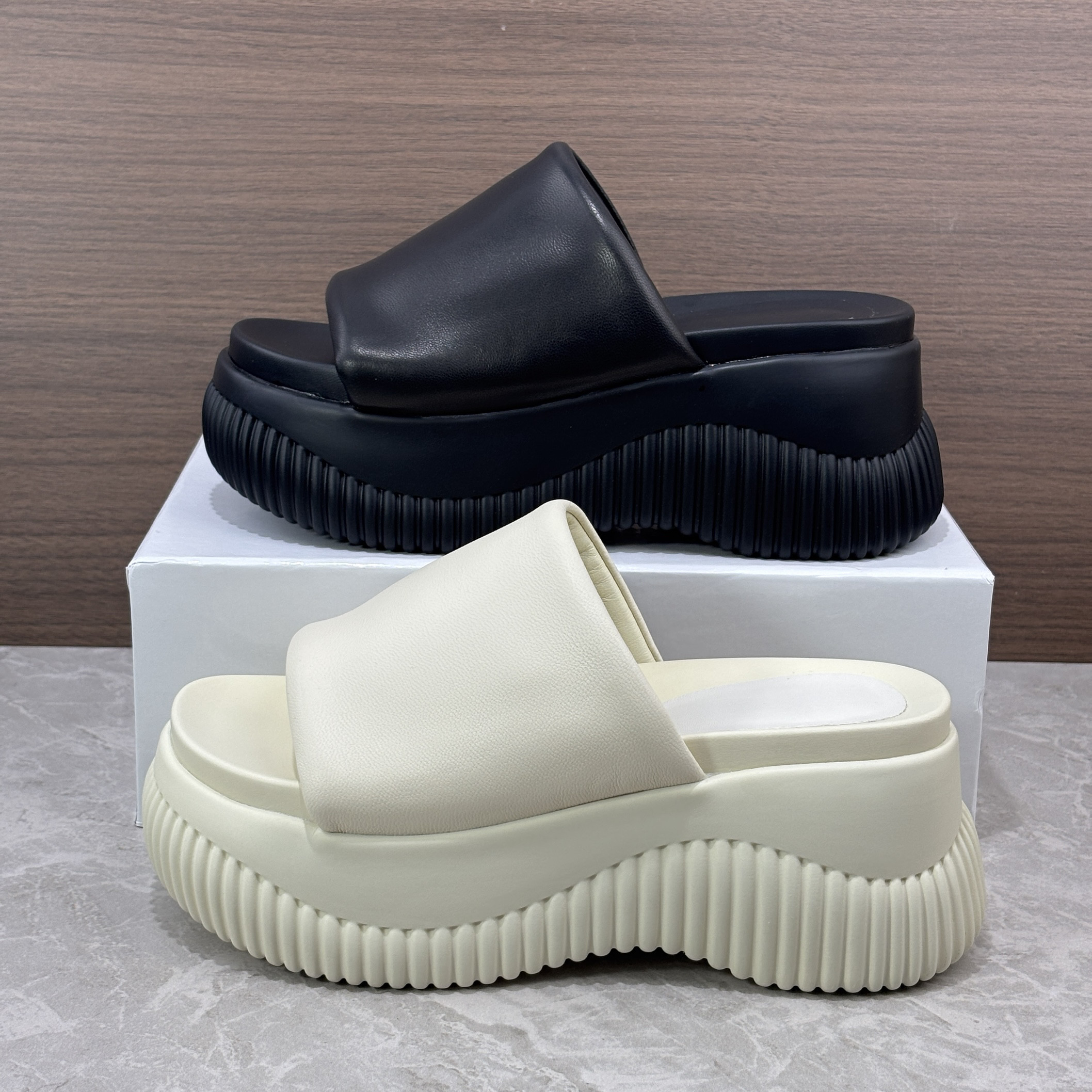 8cm增高真皮坡跟白色凉拖鞋女外穿夏2026新款厚底高跟百搭一字拖