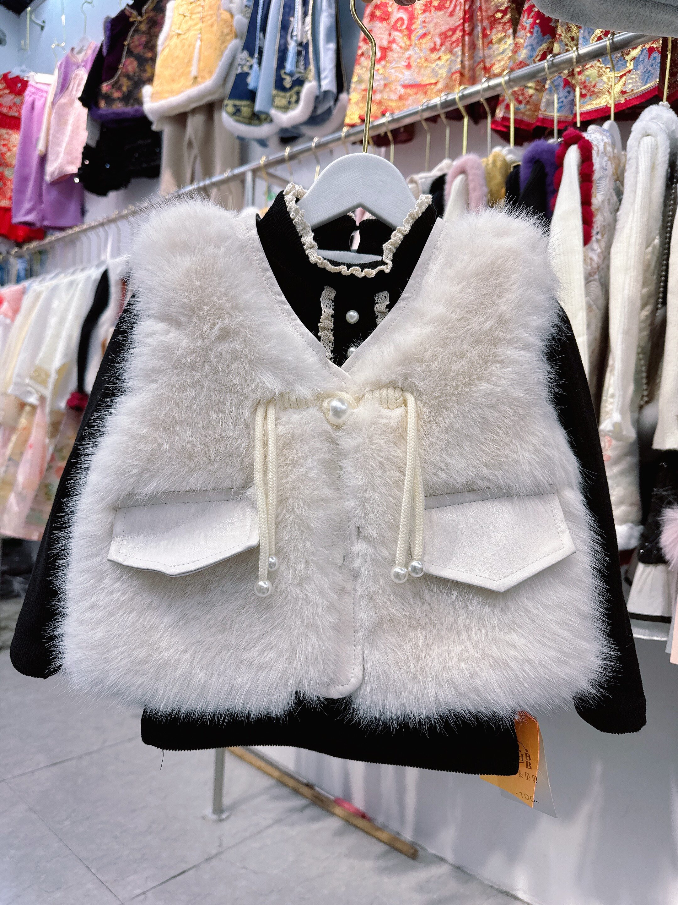 女童马甲2026春季新款洋气女宝宝仿皮草马夹背心儿童保暖外穿坎肩