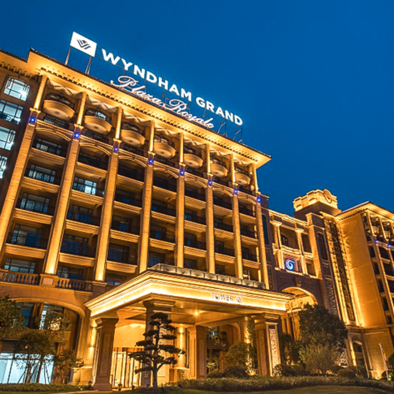 【住】豪华房/豪华亲子房2晚含次日自助早餐 【享】畅玩萌萌乐园 畅玩室内儿童乐园、畅玩咖啡牧场 【乐】汉服游园打卡(2号楼大堂自取汉服)