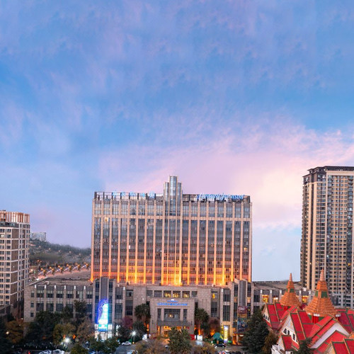 【住】昆明南亚风情园豪生大酒店高级房2晚 【食】双人自助早餐+首日欢迎水果 【享】套餐享酒店至高铁南站接送：固定班次