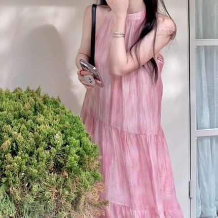 法式绝美挂脖连衣裙女夏季中长裙小个子粉色独特无袖海边扎染裙子