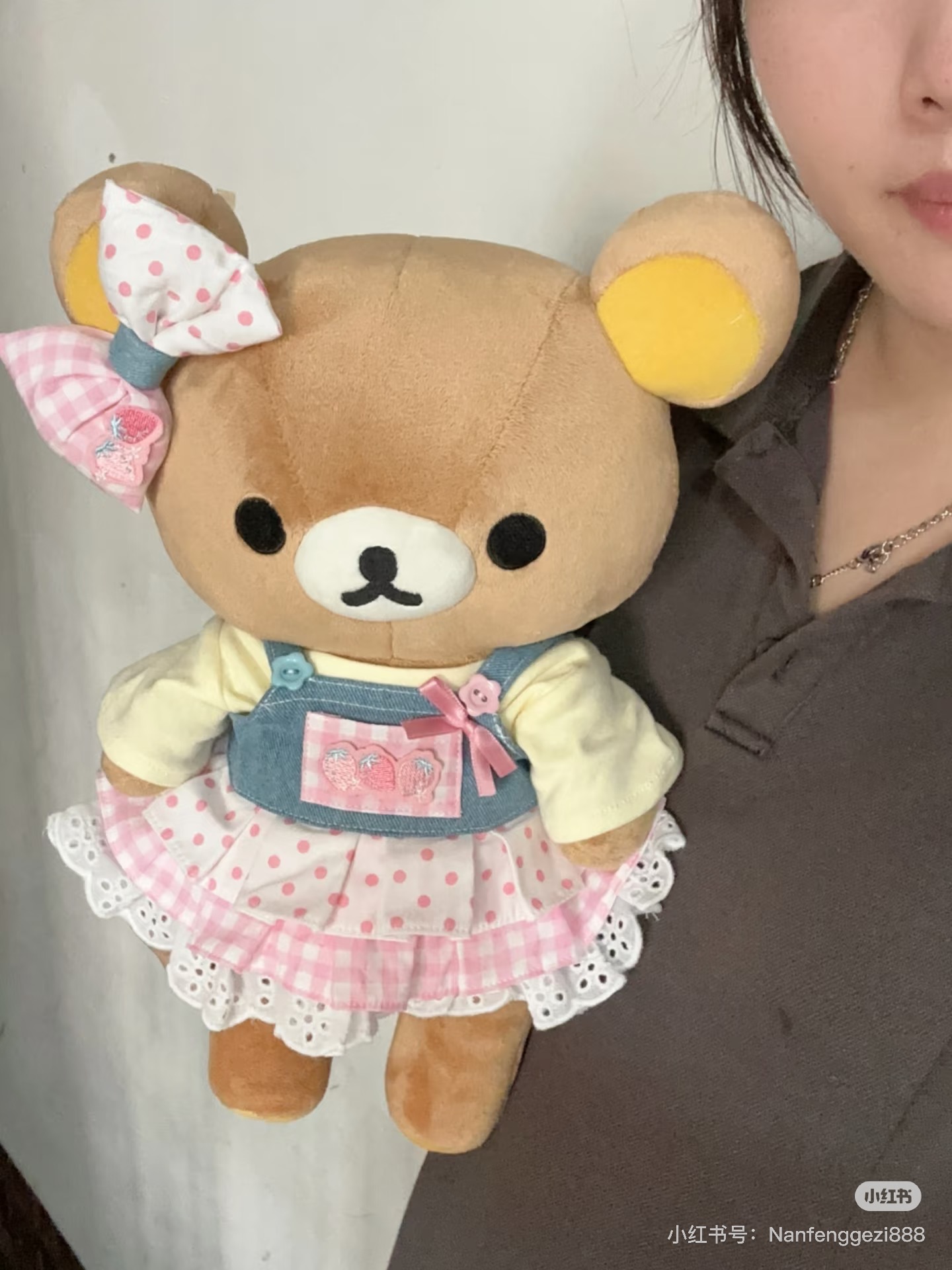 「草莓时光」轻松熊m号40㎝可爱娃衣粉草莓牛仔格子童趣可爱裙子