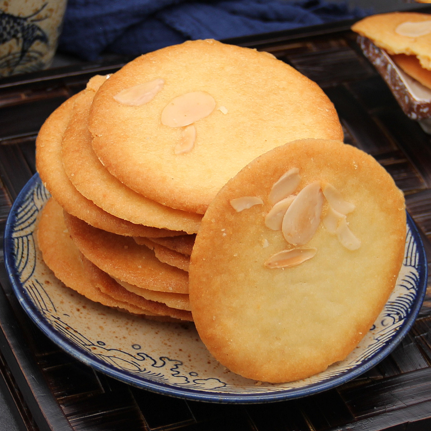 老香斋杏仁片薄脆饼干上海特产老字号春节年货伴手礼休闲零食小吃