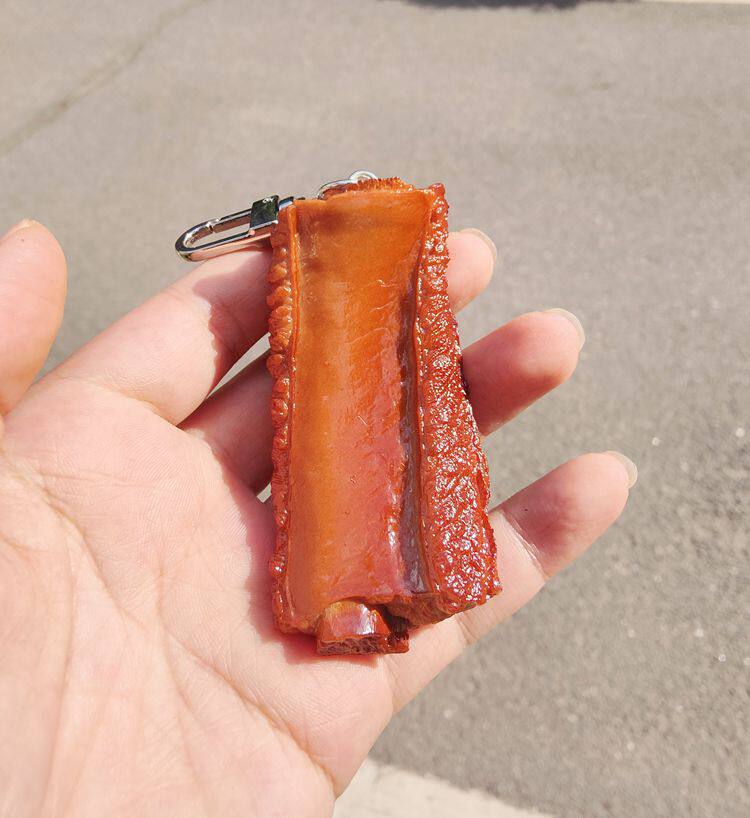 一块诱人红烧排骨食物趣味挂件图片
