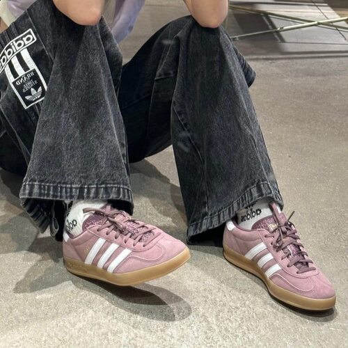 阿迪达斯女子低帮耐磨休闲板鞋