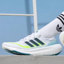 Adidas阿迪达斯ULTRABOOST LIGHT男女款低帮耐磨休闲跑步鞋IE1768
