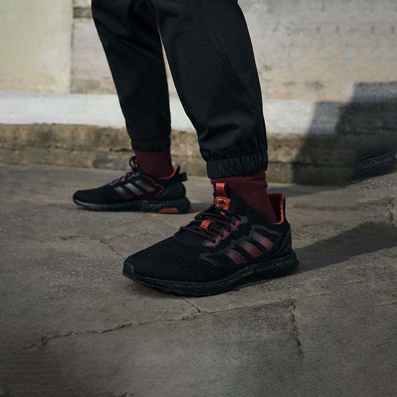 阿迪达斯Ultraboost减震透气跑鞋