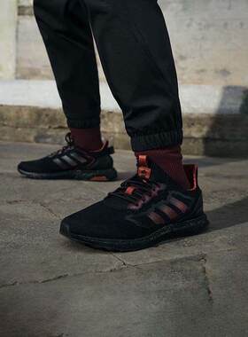 阿迪达斯Ultraboost减震透气跑鞋