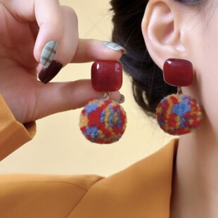 2025圣诞少女可爱彩色毛球 复古秋冬简约百搭红色毛绒绒球耳环耳