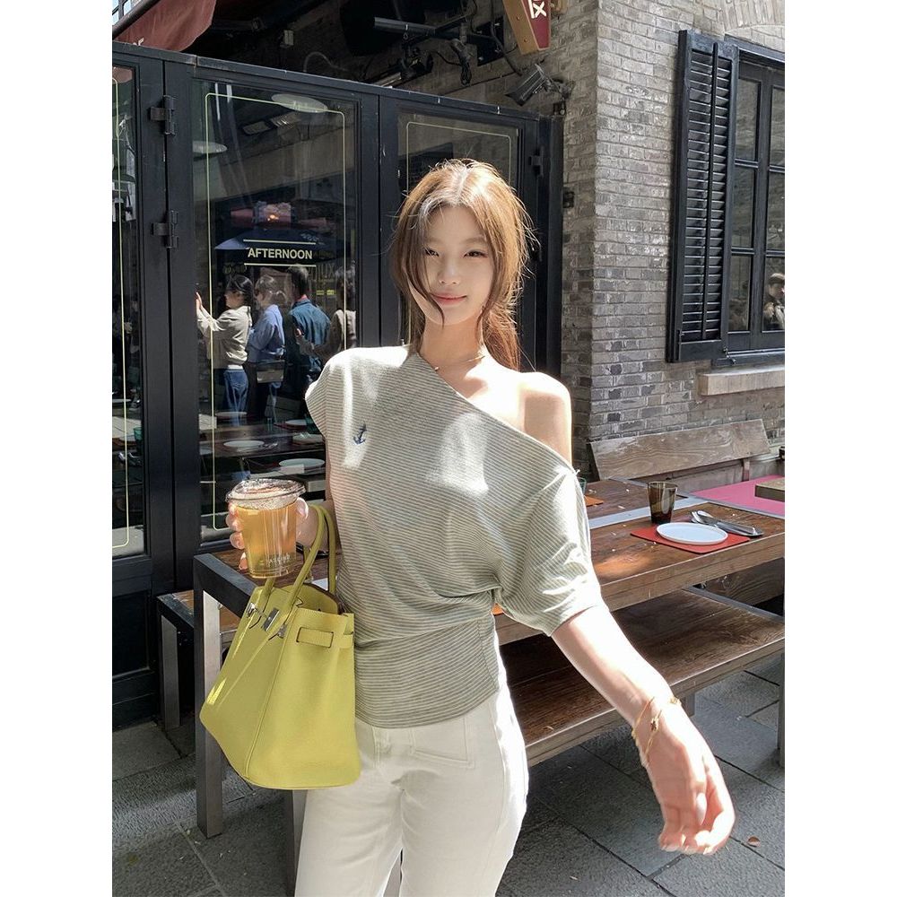 韩系辣妹条纹刺绣斜肩短袖T恤女夏季设计感露肩宽松显瘦慵懒上衣