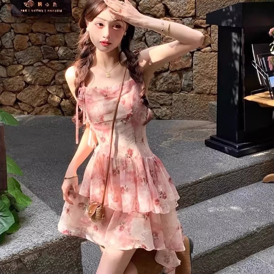 2025新款茶歇法式碎花吊带连衣裙子女夏季海边度氛围感气质短裙子