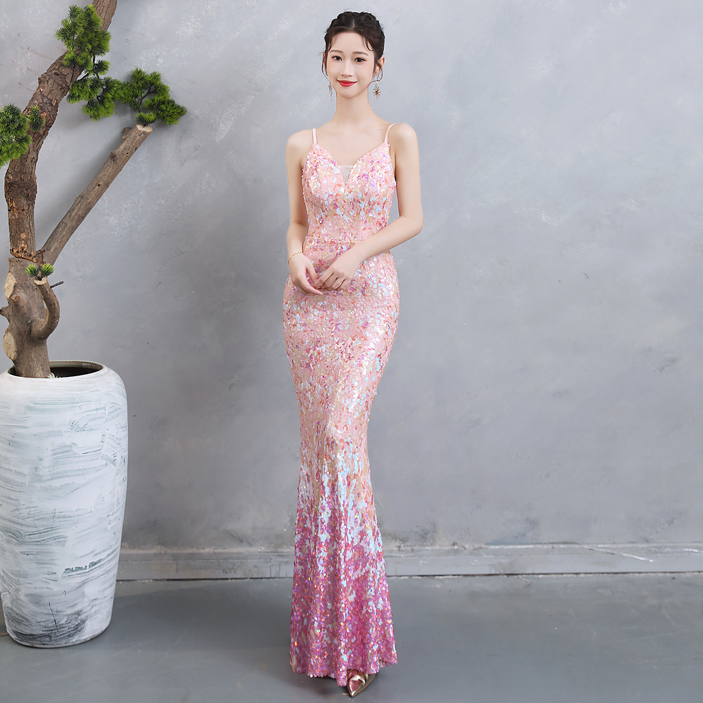 鱼尾亮片晚礼服女高级感亮片高端轻奢小众2025新款年会主持连衣裙