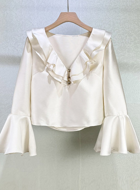 现货早春26设计感荷叶边V领气质塔夫稠米白色喇叭袖缎面甜美衬衫
