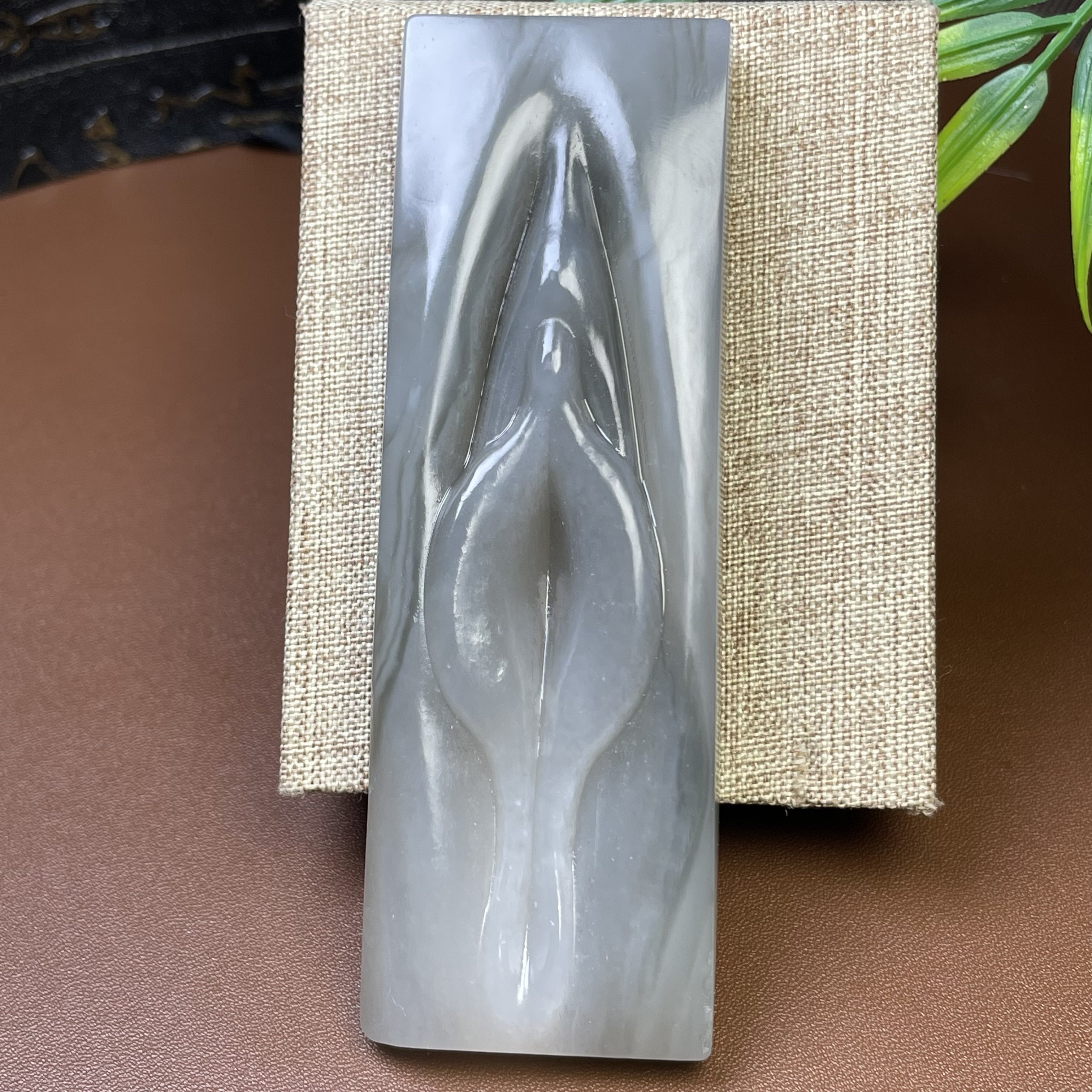 名家玉雕作品生命之源 天然和田玉烟紫挂件牌子满紫满色 干净过灯