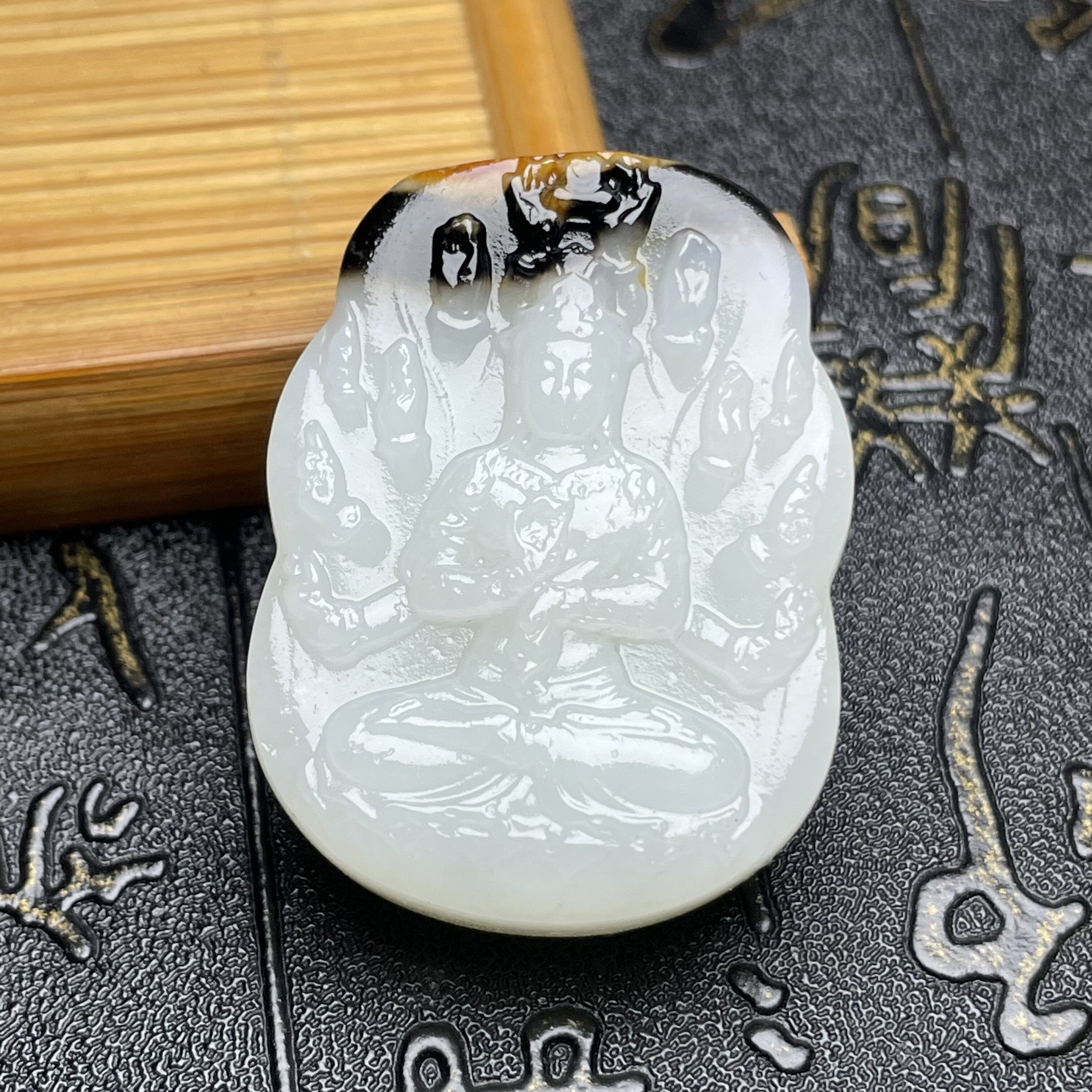 新疆和田玉三色千手观音牌子 羊脂白玉籽料 纯手工雕刻黑红三色皮