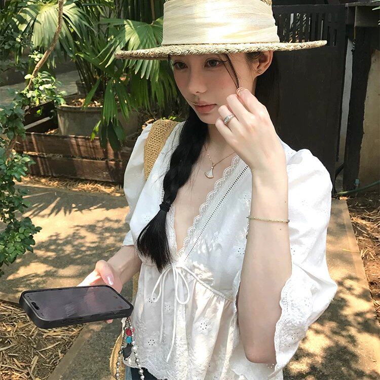 VASSE美蟹白色棉质刺绣蕾丝喇叭袖V领上衣女春夏收腰绑带中袖衬衫