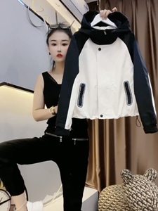 高品质流行秋季新款2023短款夹克小个子连帽拼接撞色冲锋衣外套女