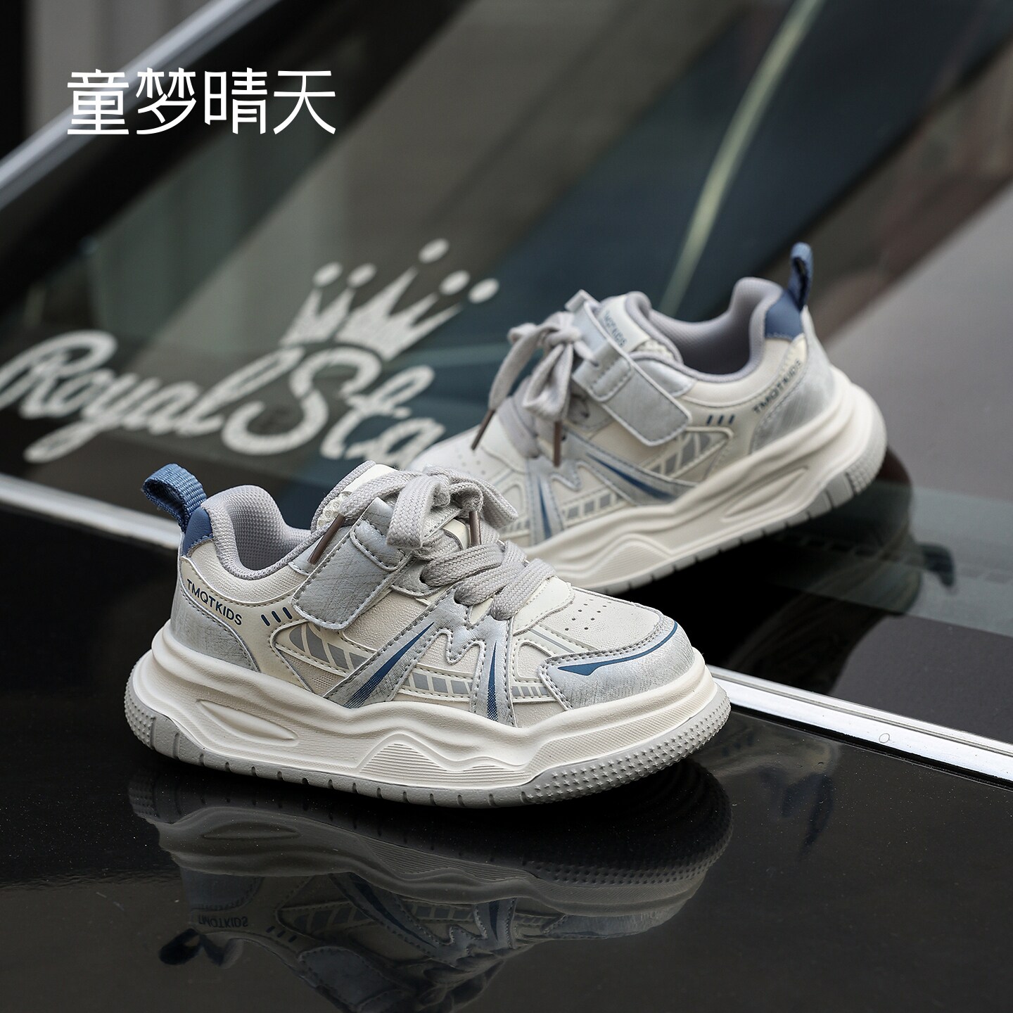 超舒适软底板鞋,无需系带!