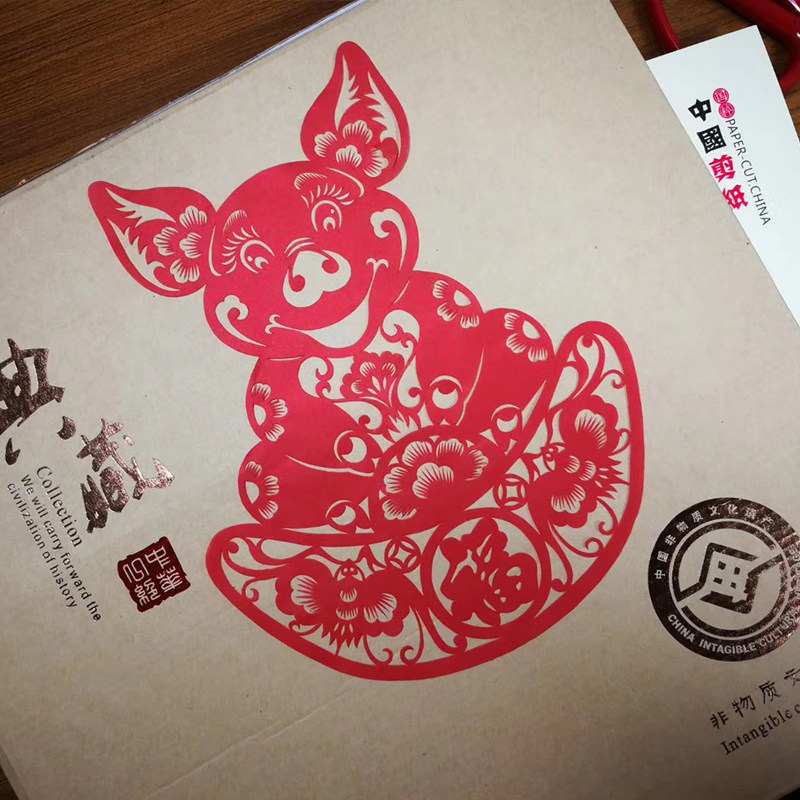 巧凤手工纯手工剪纸 猪年生肖福猪剪纸摆台 中国风商务会议送老外