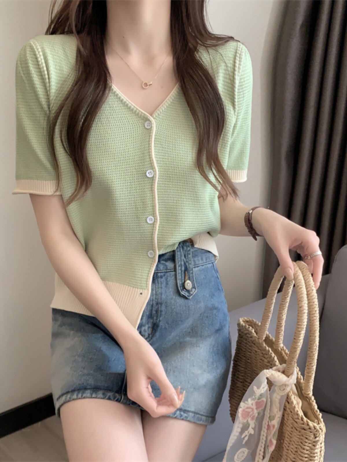 여성을위한 진주 단추 중공 얼음 실크 스웨터 2024 새로운 여름 느슨한 카디건 얇은 솔리드 컬러 단순 탑 유행