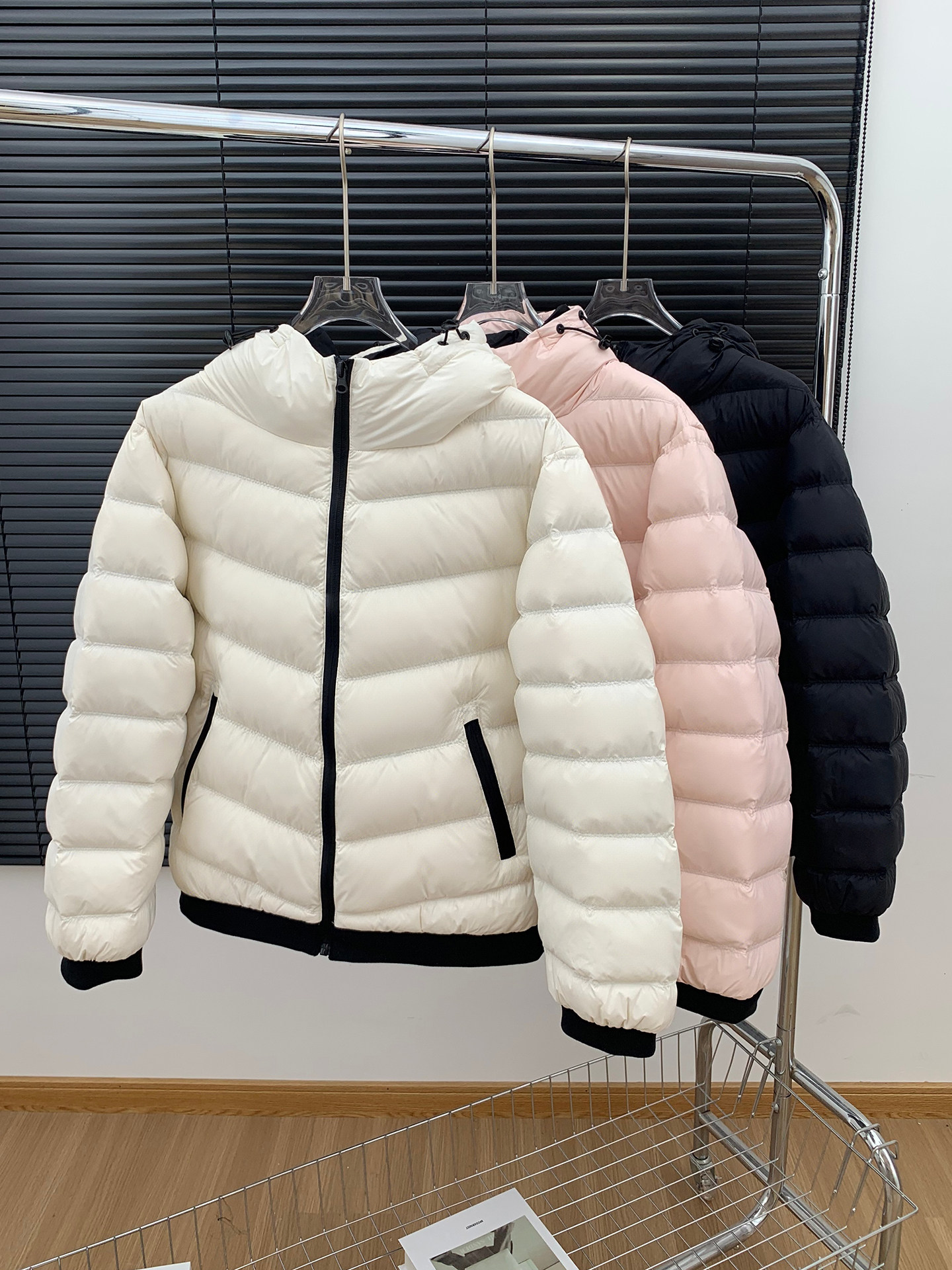 Color-blocked ribbed down jacket for women, short 2026 winter new national standard 90 white duck down petite hooded jacket