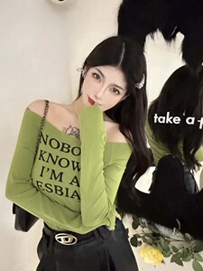 一字肩长袖t恤女秋冬季设计感辣妹时尚修身露肩百搭打底衫上衣潮