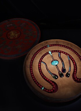 珍品旧藏珍贵南红玛瑙朝珠老刺绣盒子 品相保存完好
