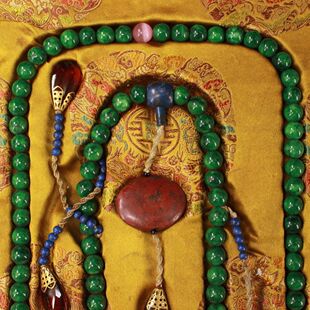 古玩珍藏清代宫廷御用老翡翠朝珠一条带盒子珠子直径1.4厘米