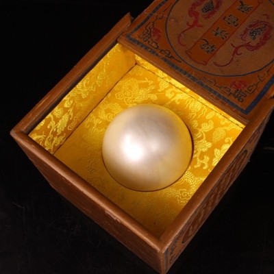 珍藏收宫廷御用贡品珍贵白色10公分东珠   老漆器盒一个