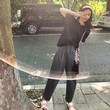 黑T灰裤
