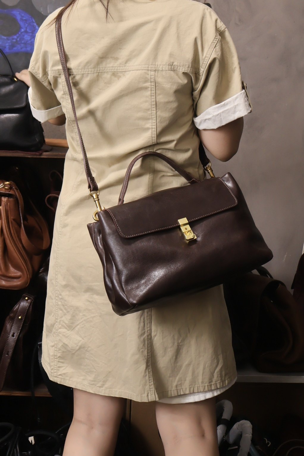 头层植鞣牛皮中号翻盖公文包邮差包通勤斜挎包复古简约多隔层