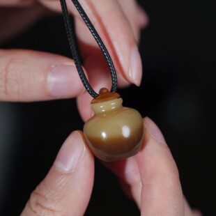 「糖油罐罐」籽料小玉壶吊坠 沁糖掏膛可开盖| 油润敦实 圆润饱满