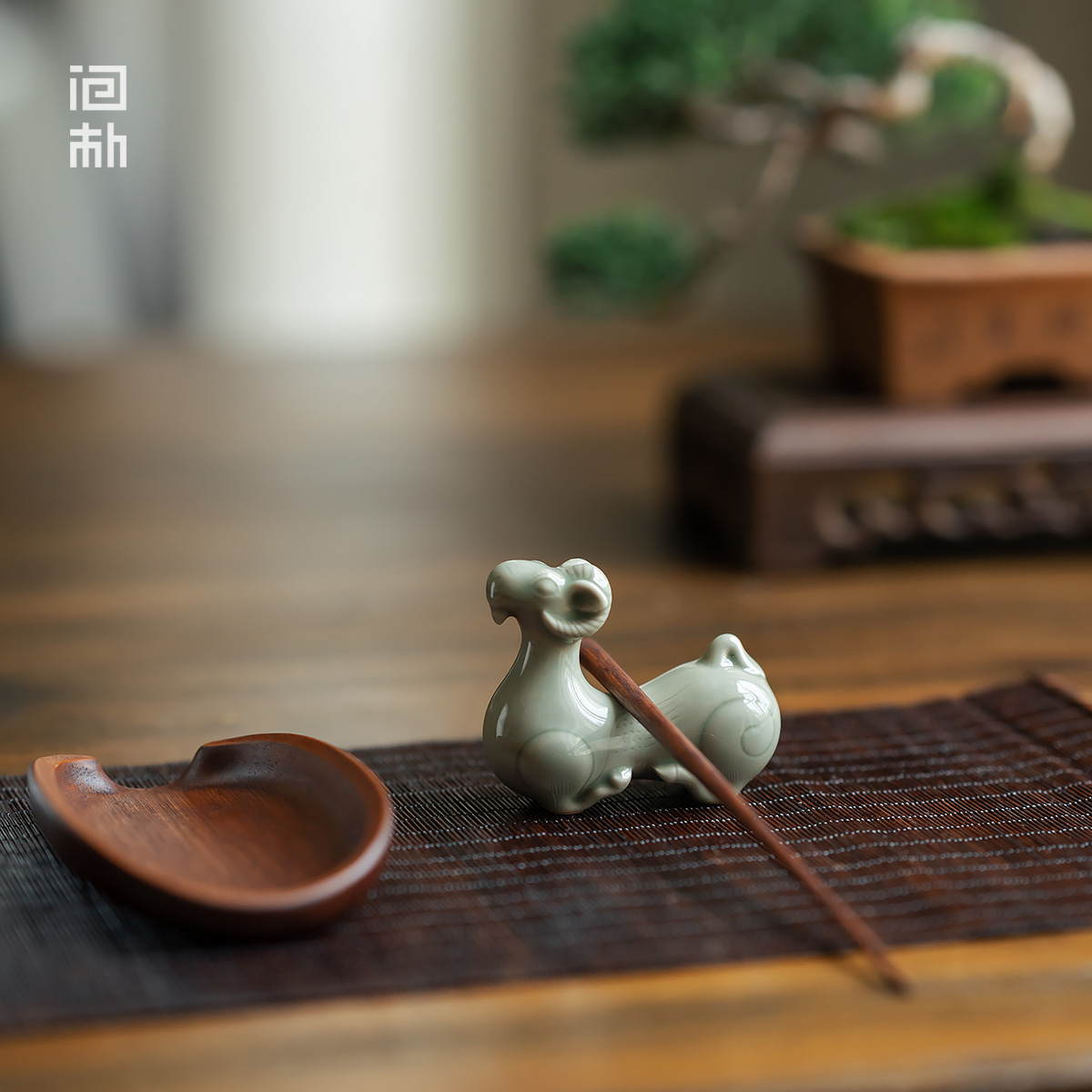 问朴 原创越窑青羊茶宠桌面摆件 纯手工笔架笔搁茶针茶拨搁置